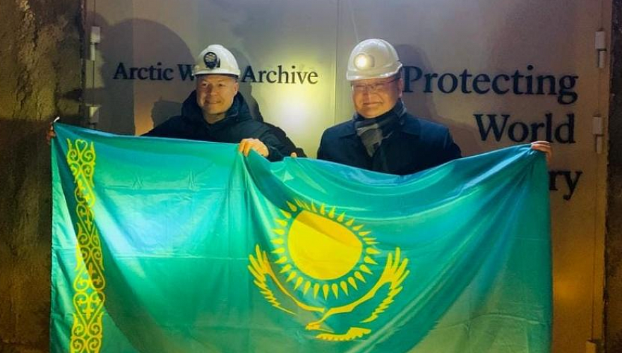 Государственные символы Казахстана поместили в Арктический мировой архив в Норвегии