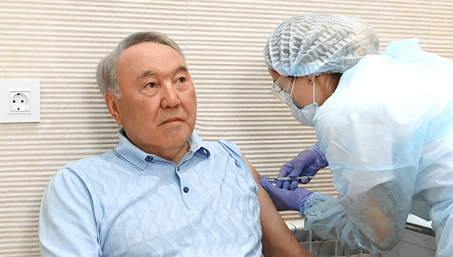 Назарбаев привился российской вакциной из карагандинского фармзавода