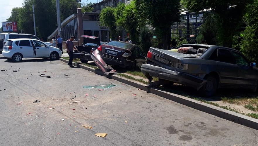 Массовое ДТП с участием шести иномарок произошло в Алматы