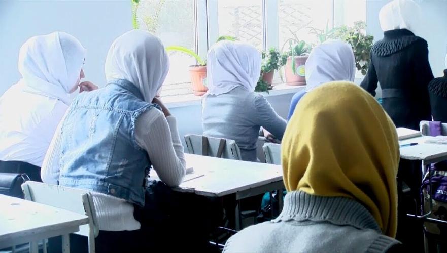 Бейсембаев отрицает факты непосещения детьми занятий в школах из-за хиджабов