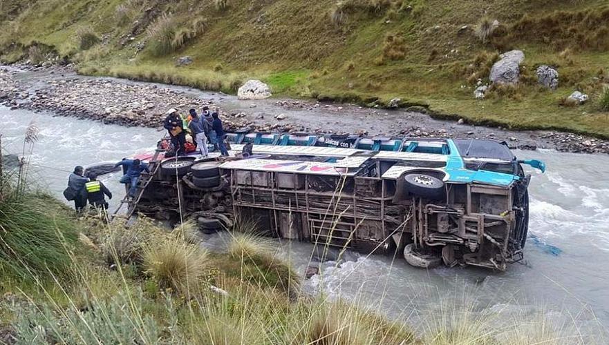 В Перу в результате падения автобуса в овраг погибли 15 человек, около 25 получили травмы
