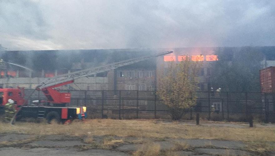 5 тыс. кв.м кровли бывшего шинного завода горело в Шымкенте