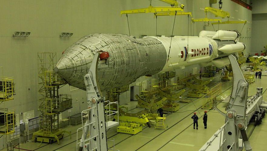 Ракета «Протон» с российским спутником «Спектр-РГ» установлена на «Байконуре»