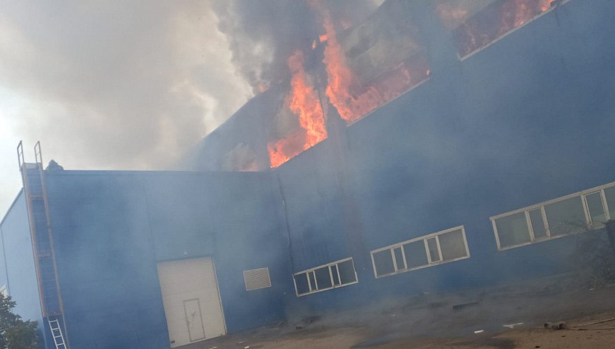 Пожар в торговом центре тушат в Нур-Султане