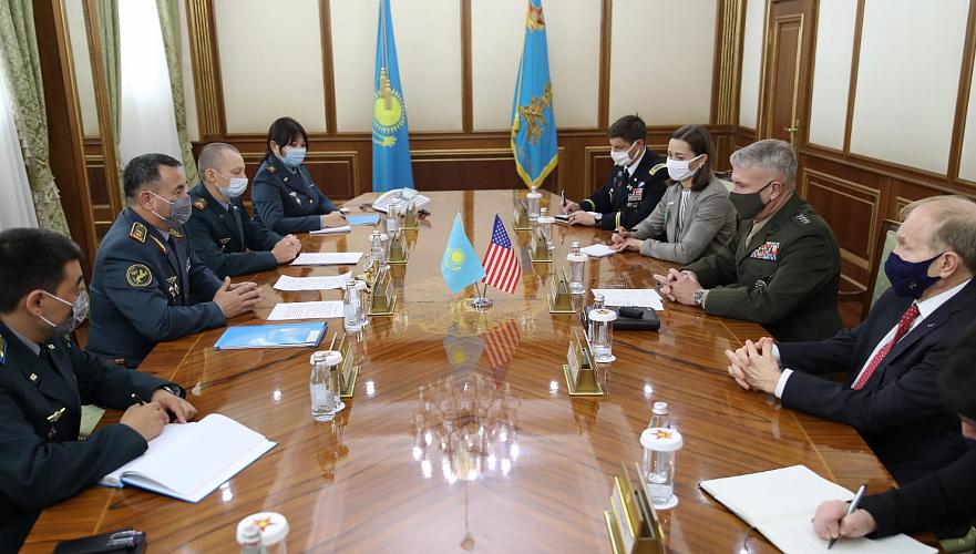 Министр обороны Казахстана принял главу центрального командования вооруженных сил США