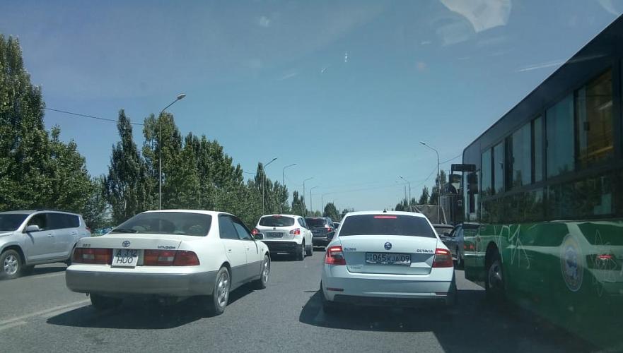Гигантская пробка образовалась на блокпосте на выезде из Алматы по Талгарской трассе