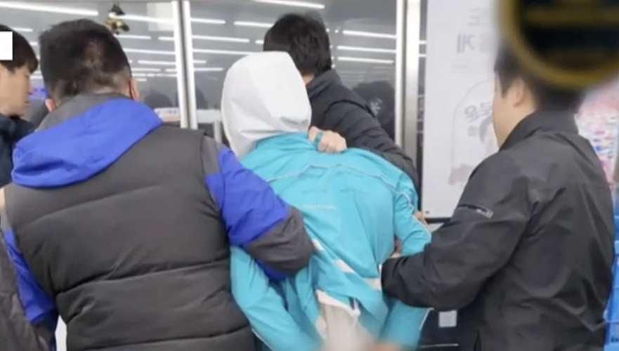 Два казахстанца сбежали от депортации прямо из аэропорта в Южной Корее