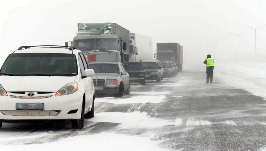 Какие дороги закрывают весной для грузовиков. Метель трасса. Гололед на дороге. Погодные условия. Метель в Казахстане трасса.