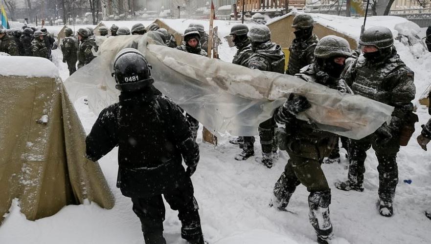Около 40 человек задержаны во время сноса полицией палаточного городка активистов у Верховной Рады в Киеве