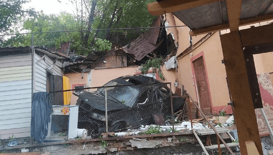 В ДТП с упавшим на крышу дома BMW в поселке Боралдай никто не пострадал