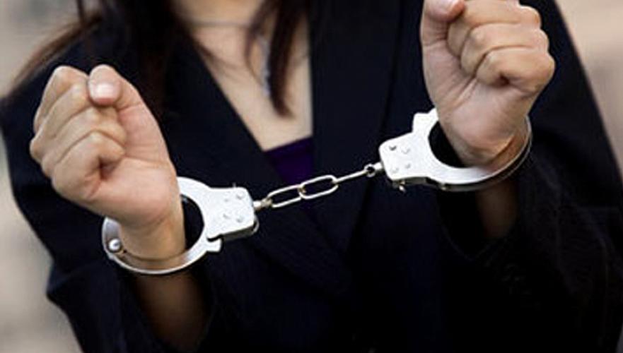 Подозреваемую в издевательствах над тремя девочками мачеху задержали в Туркестанской области
