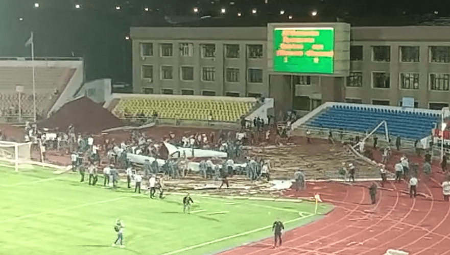 Крыша обрушилась во время матча на стадионе в Шымкенте