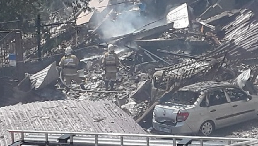 Число погибших при взрыве близ роддома в Шымкенте достигло трех