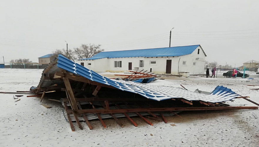 Школьное здание осталось без кровли из-за сильного ветра в Атырауской области