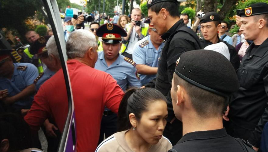 Жесткие задержания на Старой площади в Алматы (фоторепортаж)