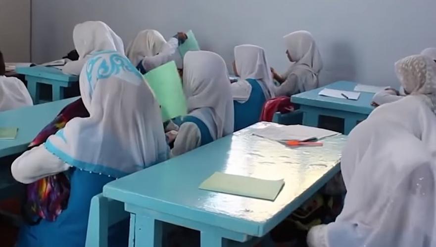 Почти 400 учениц носят платки в школах ЮКО, 130 родителей оштрафованы