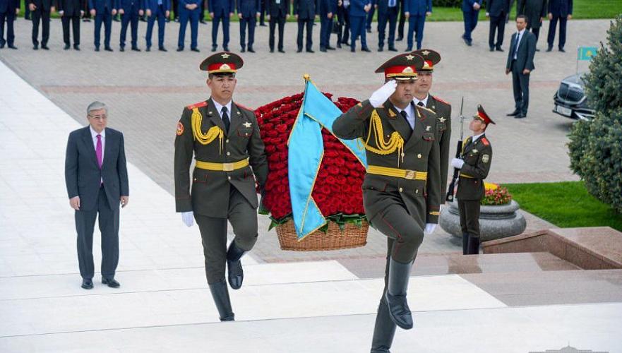 Токаев возложил цветы к монументу Независимости и гуманизма в Ташкенте