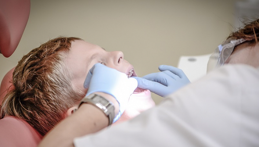 Пломбировать и удалять зубы детям и беременным будут бесплатно в рамках ОСМС в Казахстане