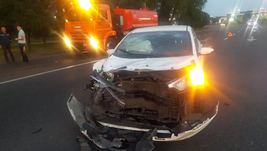 Водитель врезавшейся в поливомоечную машину иномарки скрылся с места аварии в Алматы