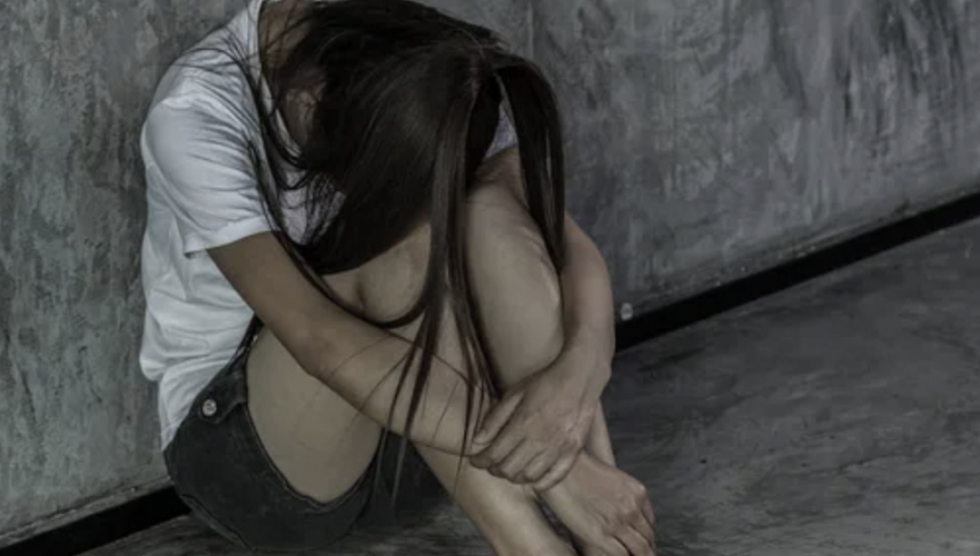 Подозреваемого в изнасиловании родных дочерей задержали в Алматинской области