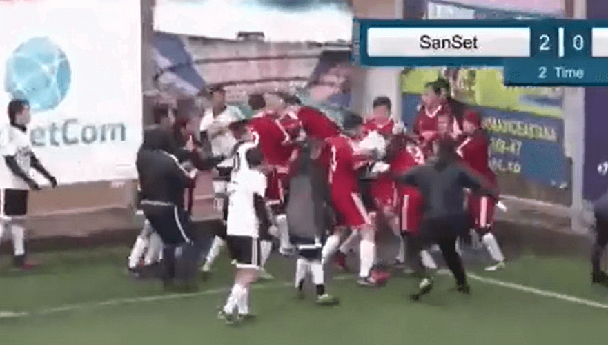 Футболисты любительской лиги Нур-Султана устроили массовую драку во время матча