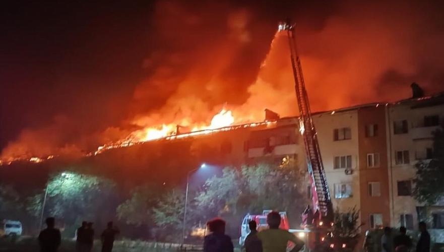 Крупный пожар произошел в Конаеве – из горящей многоэтажки вынесли 20 газовых баллонов