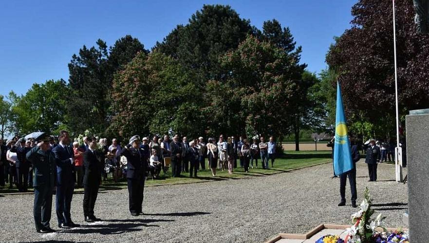 Казахстанские дипломаты в Нуайе-Сен-Мартэне почтили память павших во Франции советских воинов Великой Победы 