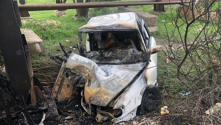 Пассажир сгорел во врезавшейся в опору моста иномарке на трассе Шымкент–Ленгер