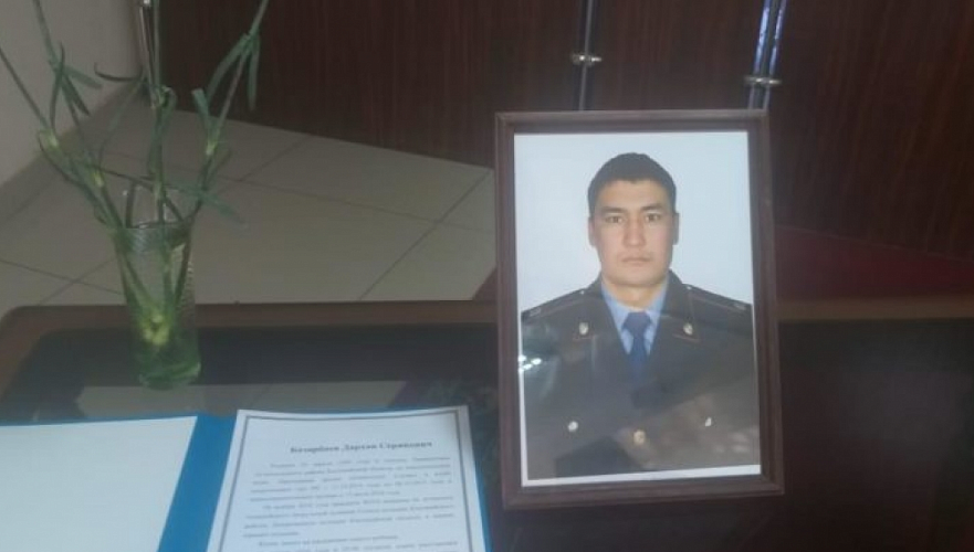 Токаев посмертно наградил орденом погибшего при исполнении костанайского полицейского