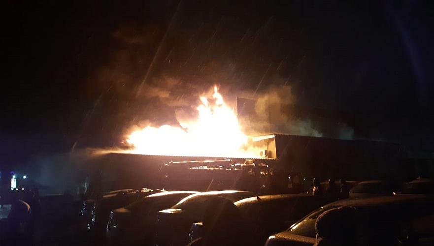 Крупный пожар произошел в автосалоне в Алматинской области