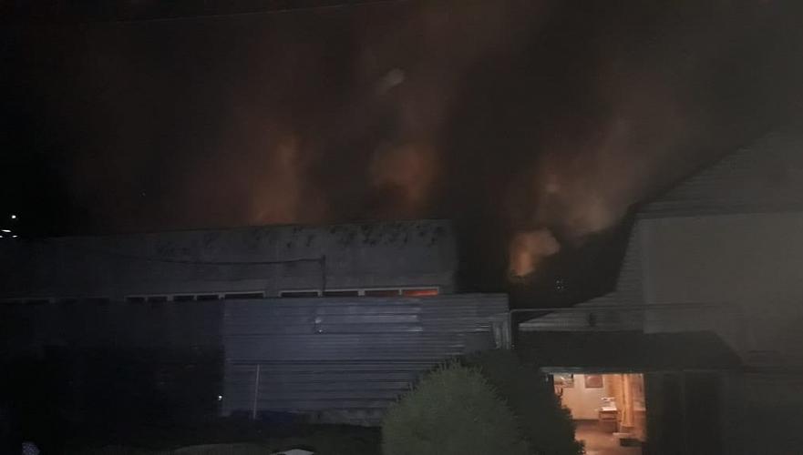 Два частных дома, СТО и хозпостройки горели в Алматы; пострадал мужчина