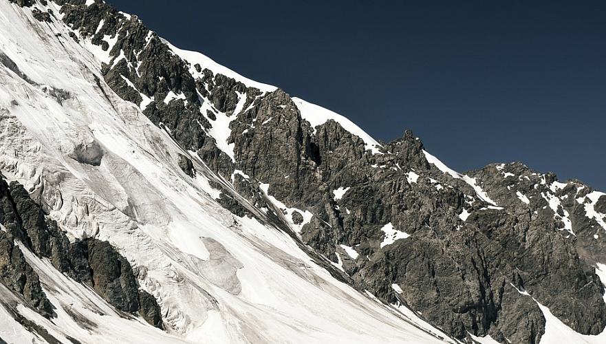 Поиски казахстанских альпинистов на Тянь-Шане приостановили из-за выпадения снега