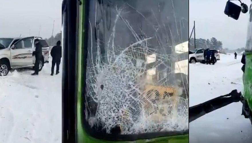 Маршрутный автобус столкнулся с внедорожником в Семее