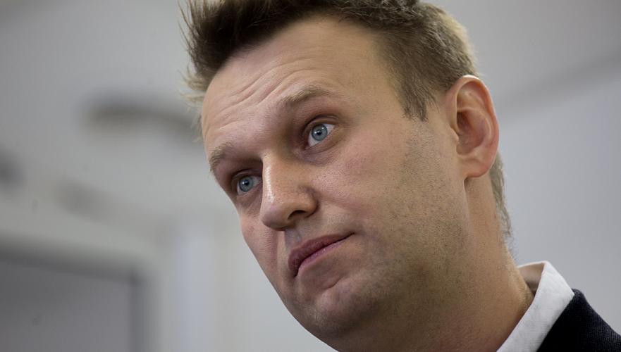 Навальный госпитализирован с отравлением после экстренной посадки самолета в Омске