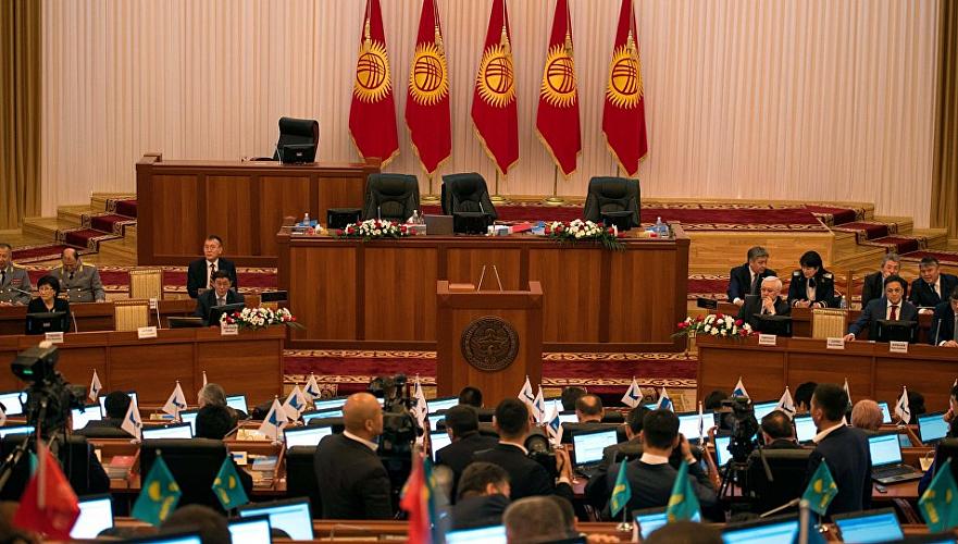 Профильный комитет парламента Кыргызстана единогласно поддержал выражение вотума недоверия правительству Сапара Исакова