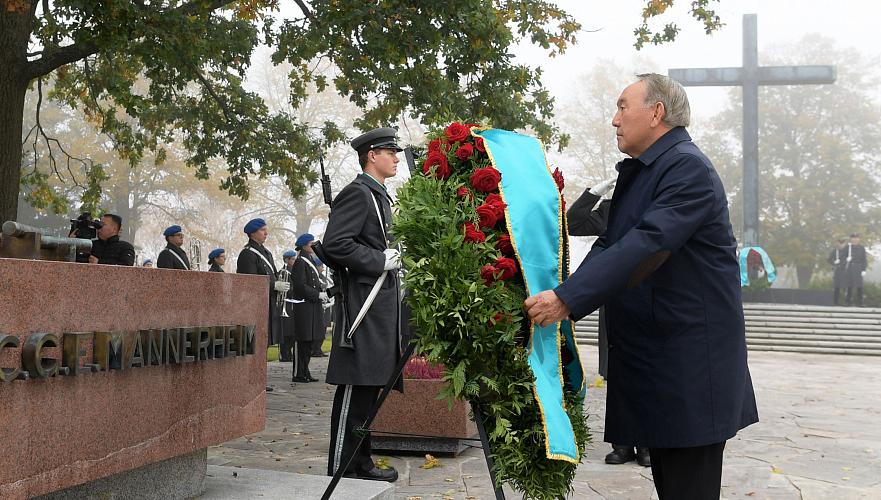 Назарбаев возложил цветы к могиле Карла Маннергейма и памятнику «Крест героев» в Хельсинки