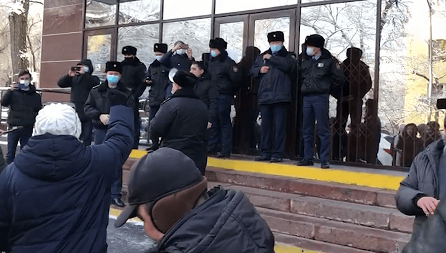 Сторонники осужденных по делу «Көше партиясы» потребовали их освобождения у суда в Алматы