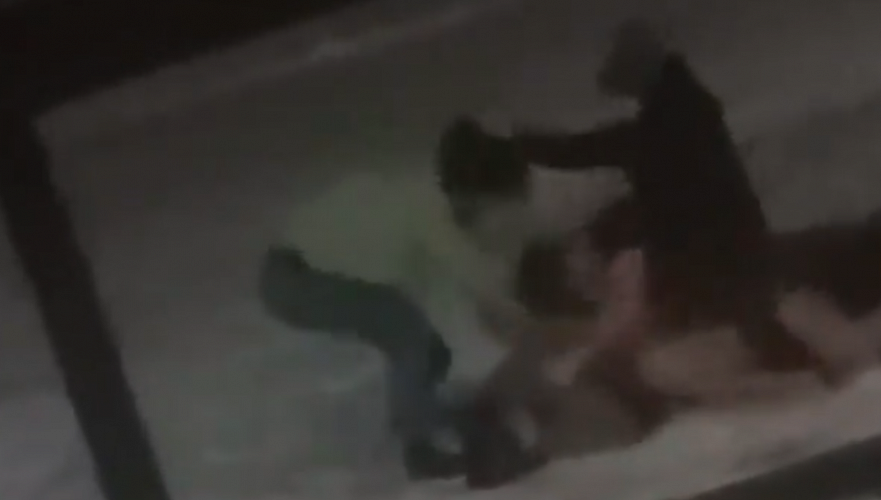 Двое мужчин напали ночью на семейную пару с детьми на одной из улиц Аксу (видео)