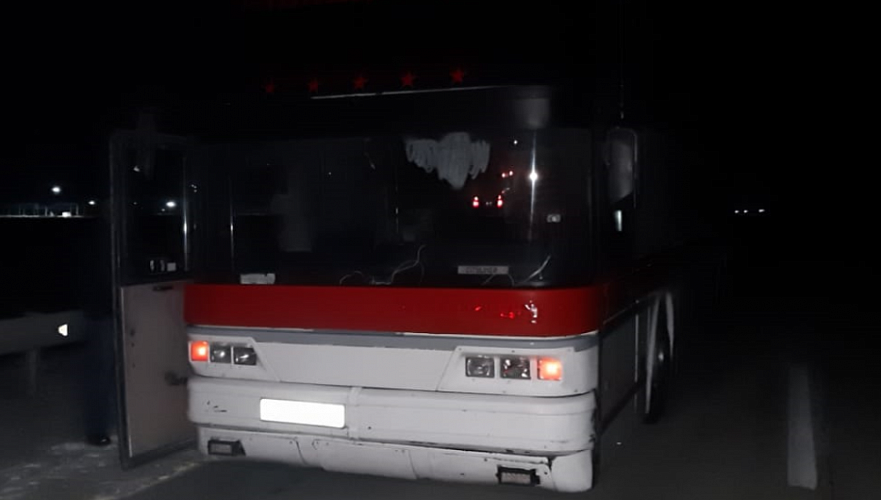 Автобусы с десятками граждан РФ и Таджикистана сломались на трассе в Павлодарской области