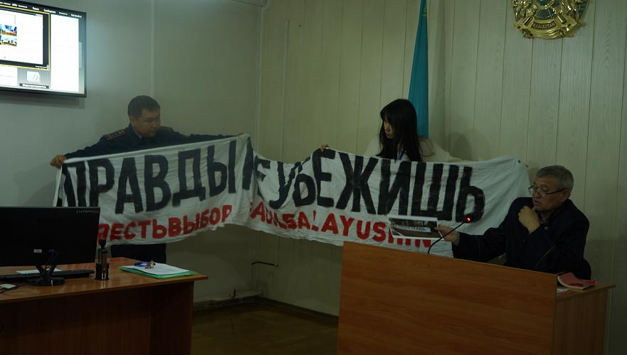 В Алматы на 15 суток арестованы гражданские активисты за баннер «От правды не убежишь»