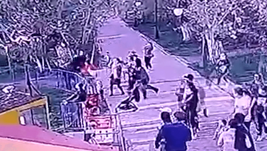 «Начали биться друг об друга»: Восемь детей пострадали при инциденте на карусели в ЗКО (видео)