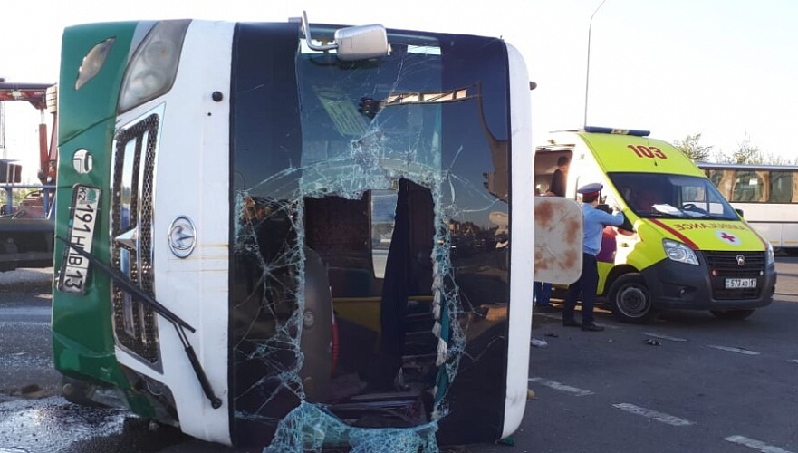 Один человек погиб и шестеро пострадали при столкновении автобуса с легковушкой в Шымкенте