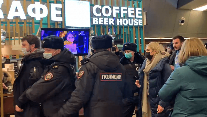 В московском аэропорту «Внуково» перед прилетом Навального начались массовые задержания