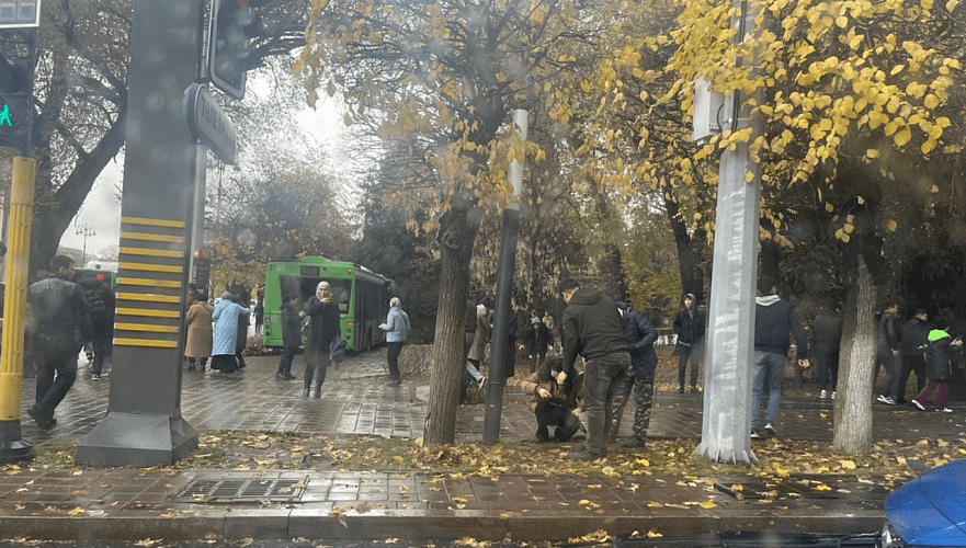 Два пассажирских автобуса столкнулись в Алматы, сообщается о множестве пострадавших