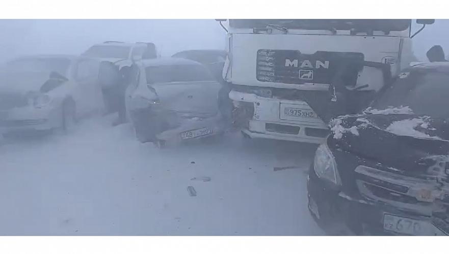 Сразу семь автомобилей столкнулись на трассе в Карагандинской области