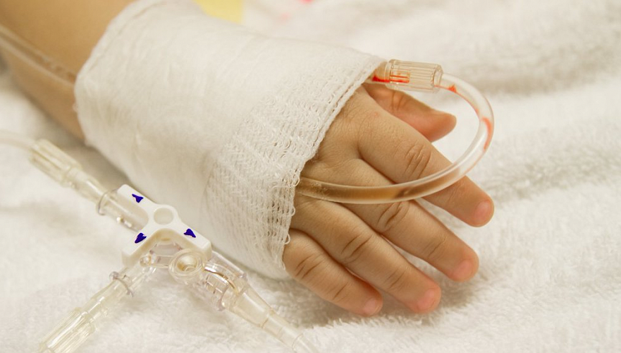 Двухлетняя девочка госпитализирована в результате наезда легковушки на столб в Актобе