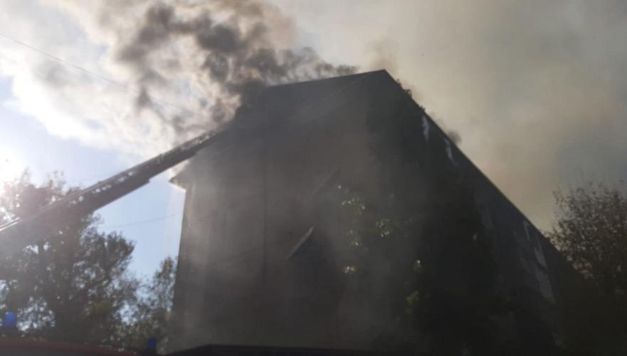 Жилая многоэтажка горит в Таразе (видео)