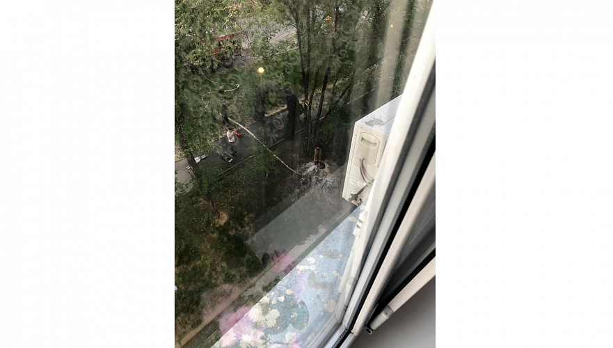 Доказательство прорыва пожарного гидранта представили жители накренившегося дома в Алматы