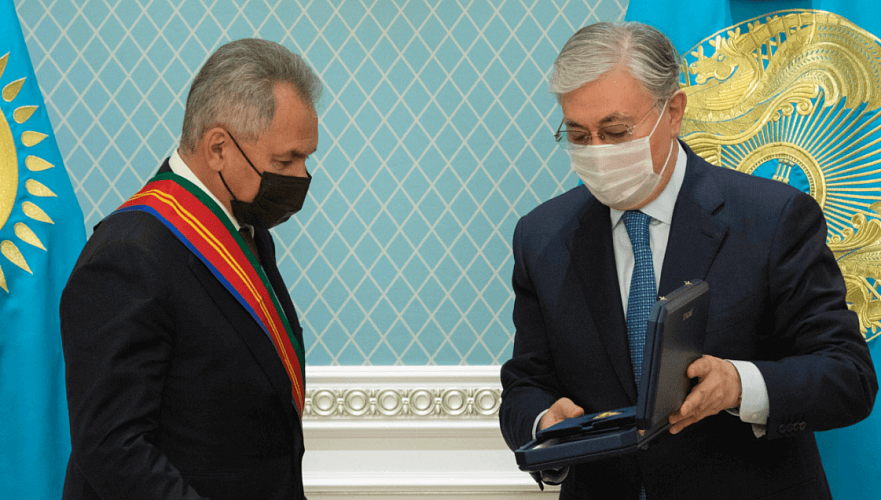 Токаев встретился с министром обороны России и наградил его орденом «Достык»