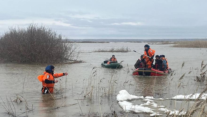 Число эвакуированных из зон наводнений в Казахстане приблизилось к 111,2 тыс.